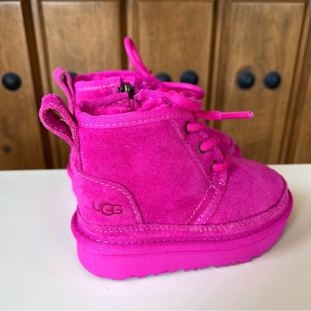 NEW!! UGG Neumel II Rockin Rose Boots, Size 6 Toddler